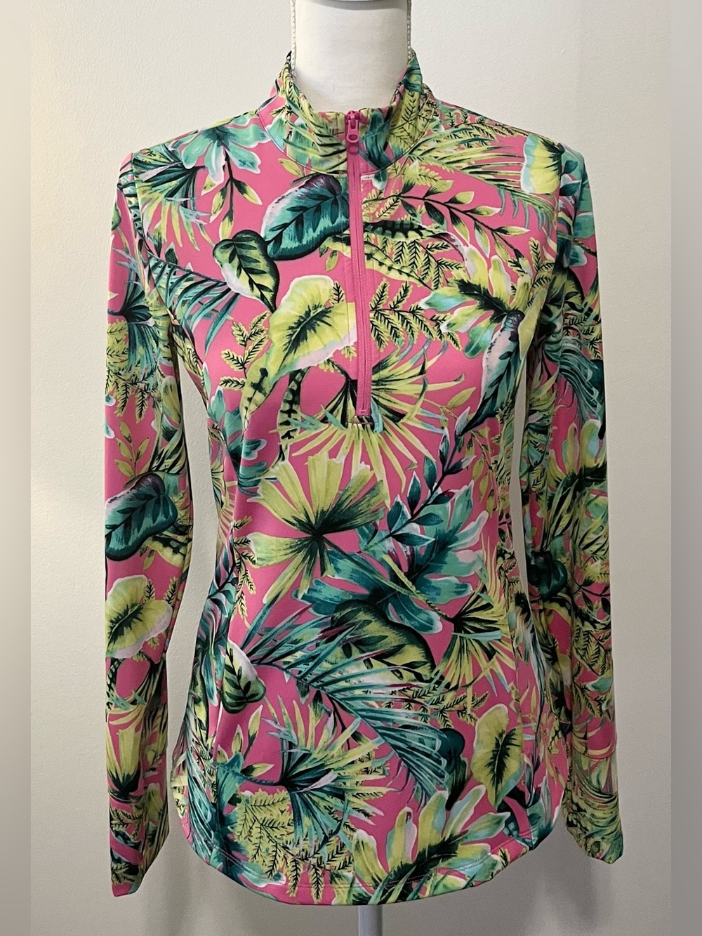 Tommy Bahama Golf Henley 1/4 Zip Pullover in Pink & Green Tropical Print. Size S